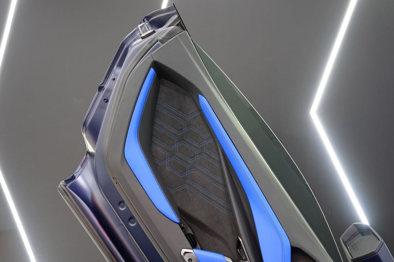 لامبورغيني ريفويلتو Standard Carbon Fiber Interior, Hybrid V12, 700 KM Only, Dealer Warranty!!