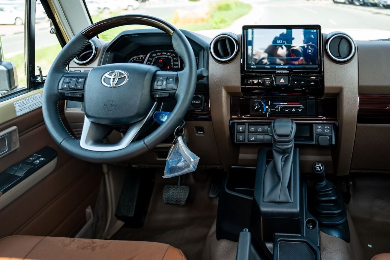تويوتا لاند كروزر Toyota Land Cruiser Pickup LC79  S-C (4.0L  P A-T M-2025