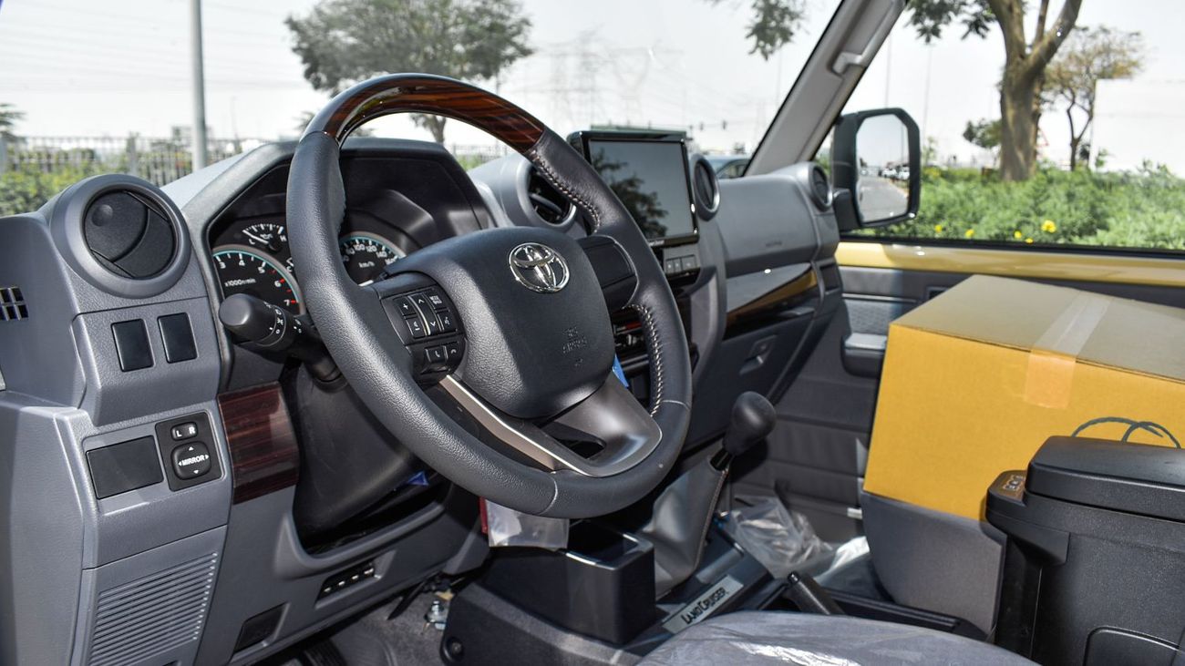 Toyota Land Cruiser 70 ECT0061 - Toyota Land Cruiser Hardtop 5 Doors - 4.0L Petrol Manual - Beige - LX