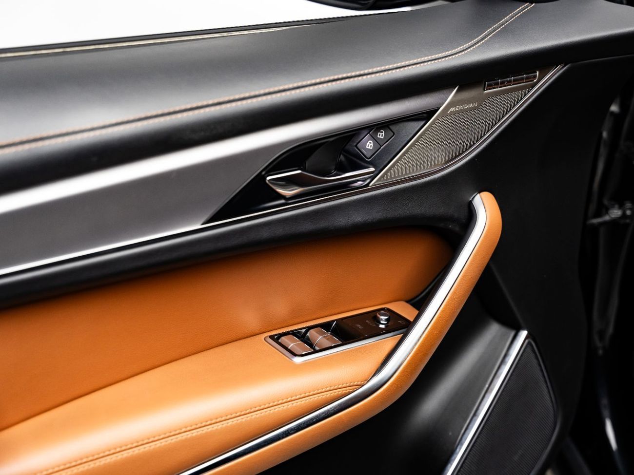 جاكوار F بيس R-Dynamic SE 2.0L