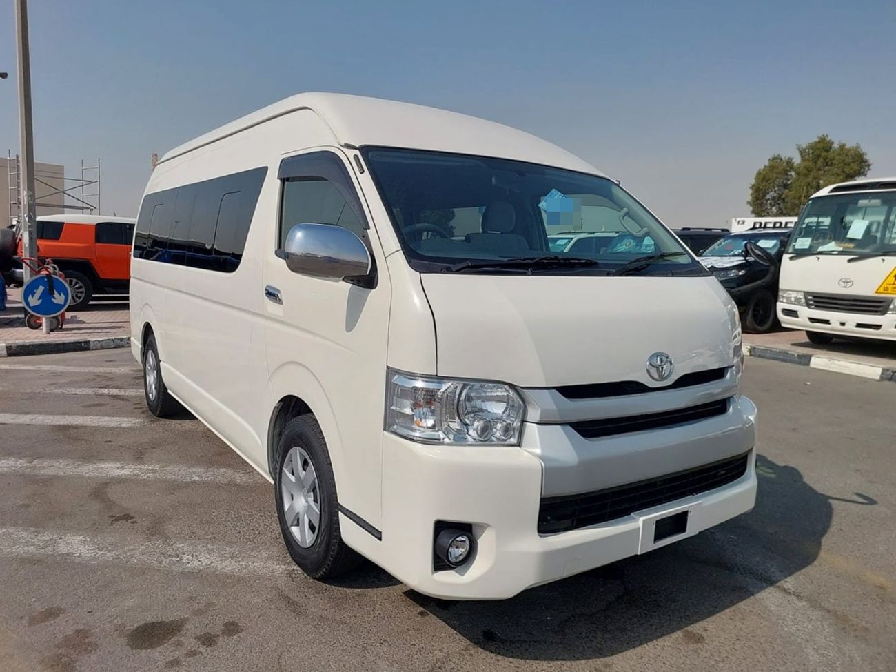تويوتا هاياس (RAMADAN OFFER) TOYOTA HIACE COMMUTER VAN RHD 2016 MODEL 3.0 L DIESEL AUTOMATIC(PM29828)