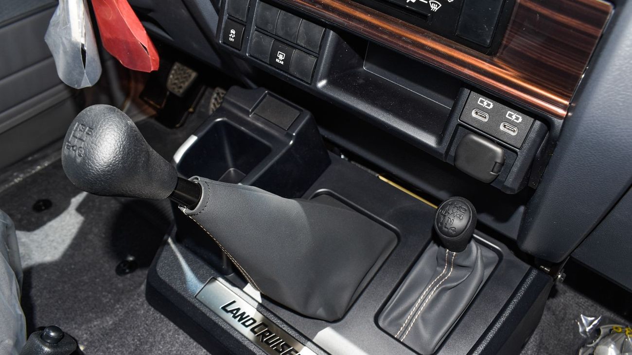 Toyota Land Cruiser 70 ECT0061 - Toyota Land Cruiser Hardtop 5 Doors - 4.0L Petrol Manual - Beige - LX