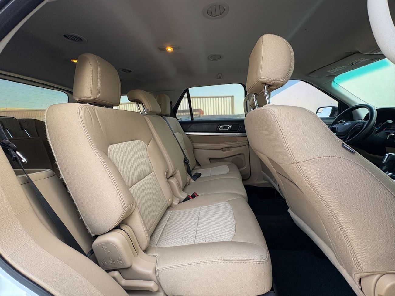 Ford Explorer FWD 3.5L V6 A/T | 2016 | GCC SPECS | WHITE EXTERIOR | AED 740 per month