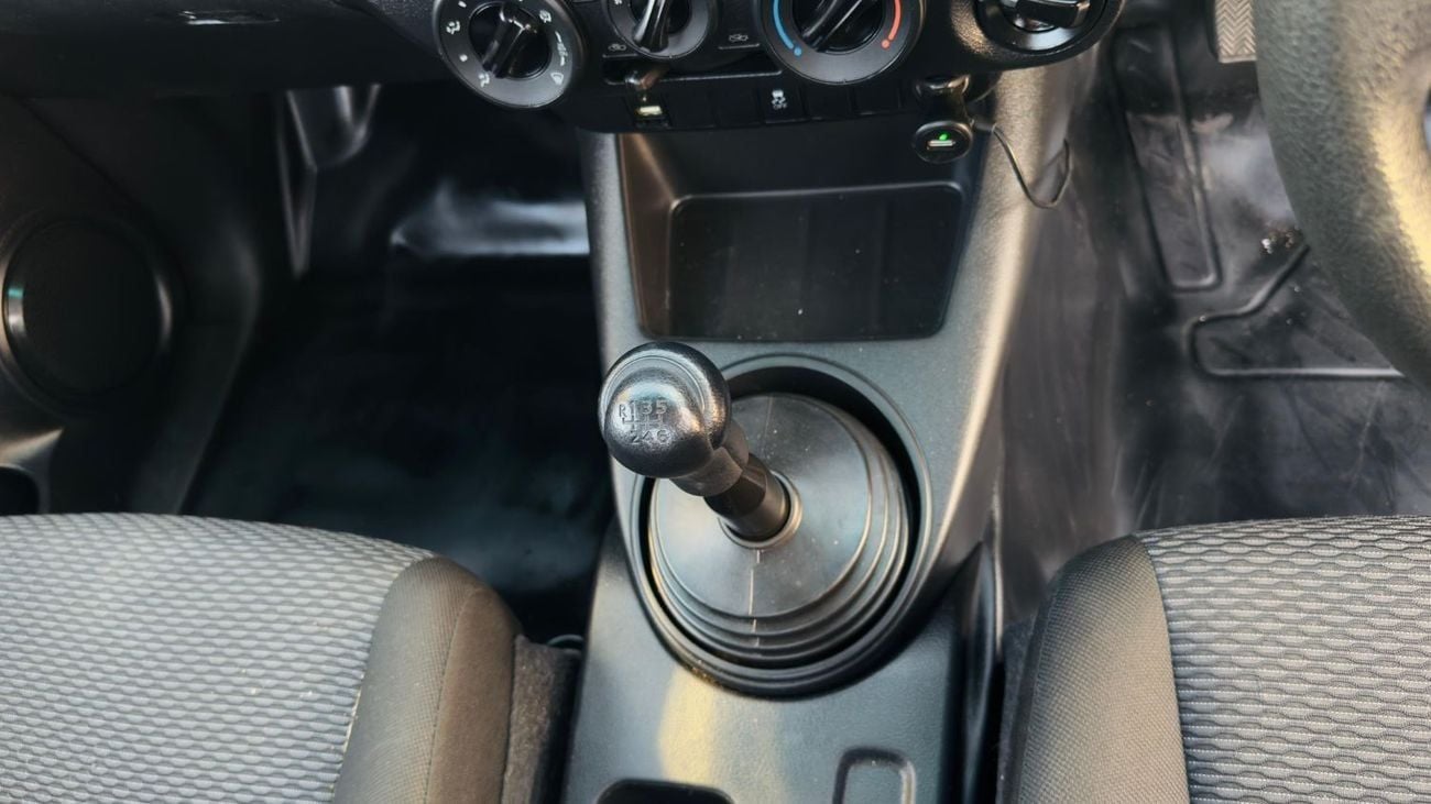 Toyota Hilux HEAVY-DUTY BULL BAR | 2.4L DIESEL ENGINE | MANUAL TRANSMISSION | 4WD