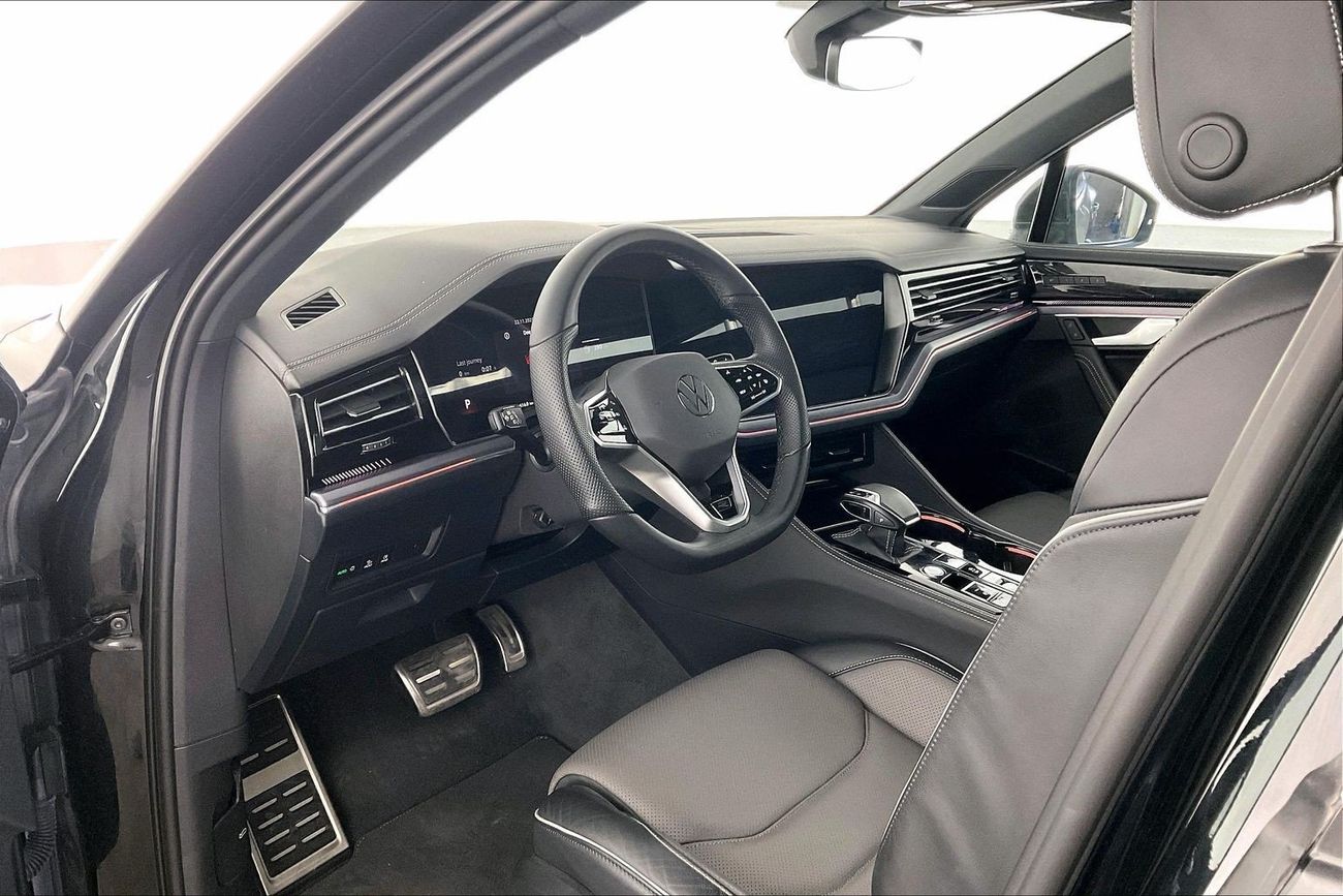 فولكس واجن طوارق R-Line | National Day Celebration | شامل الضمان | 0 ﺪﻔﻋﺓ ﺃﻮﻟﻯ