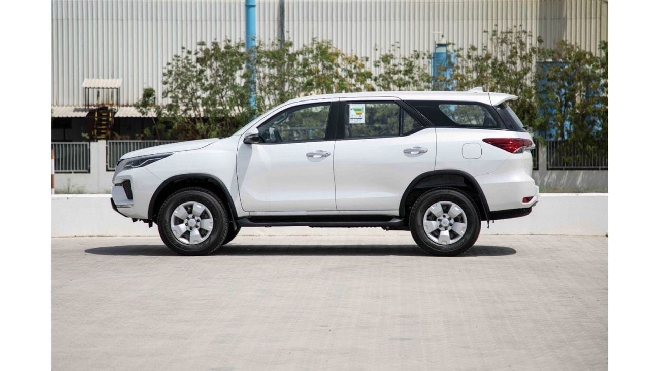 تويوتا فورتونر تويوتا فورتشنر 2024 4X4 2.4 Low - ابيض بلاتيني لؤلؤي من الداخل شامواه