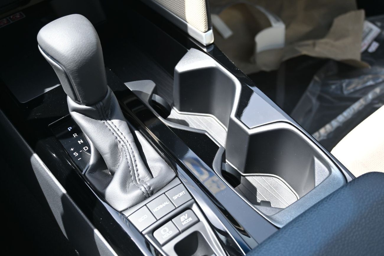 Toyota Camry Toyota Camry LE 2.5L Hybrid, Model 2025, Color White