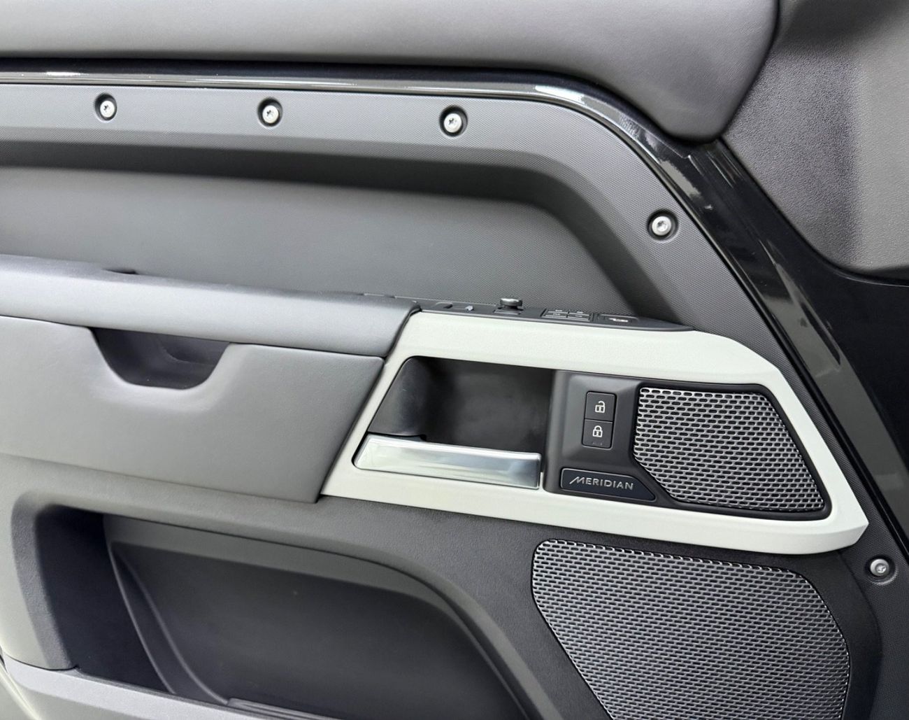 لاند روفر ديفندر P400 110 HSE 3.0L (5 Seater)