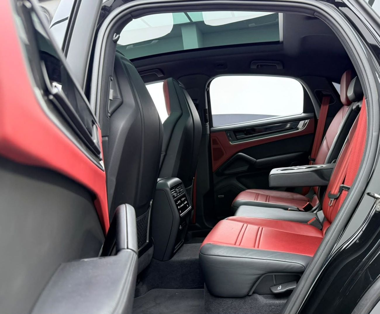 Porsche Cayenne Porsche Cayenne Coupe 2024 Porsche Cayenne Coupe, Porsche Warranty+Full Service History, GCC Specs.
