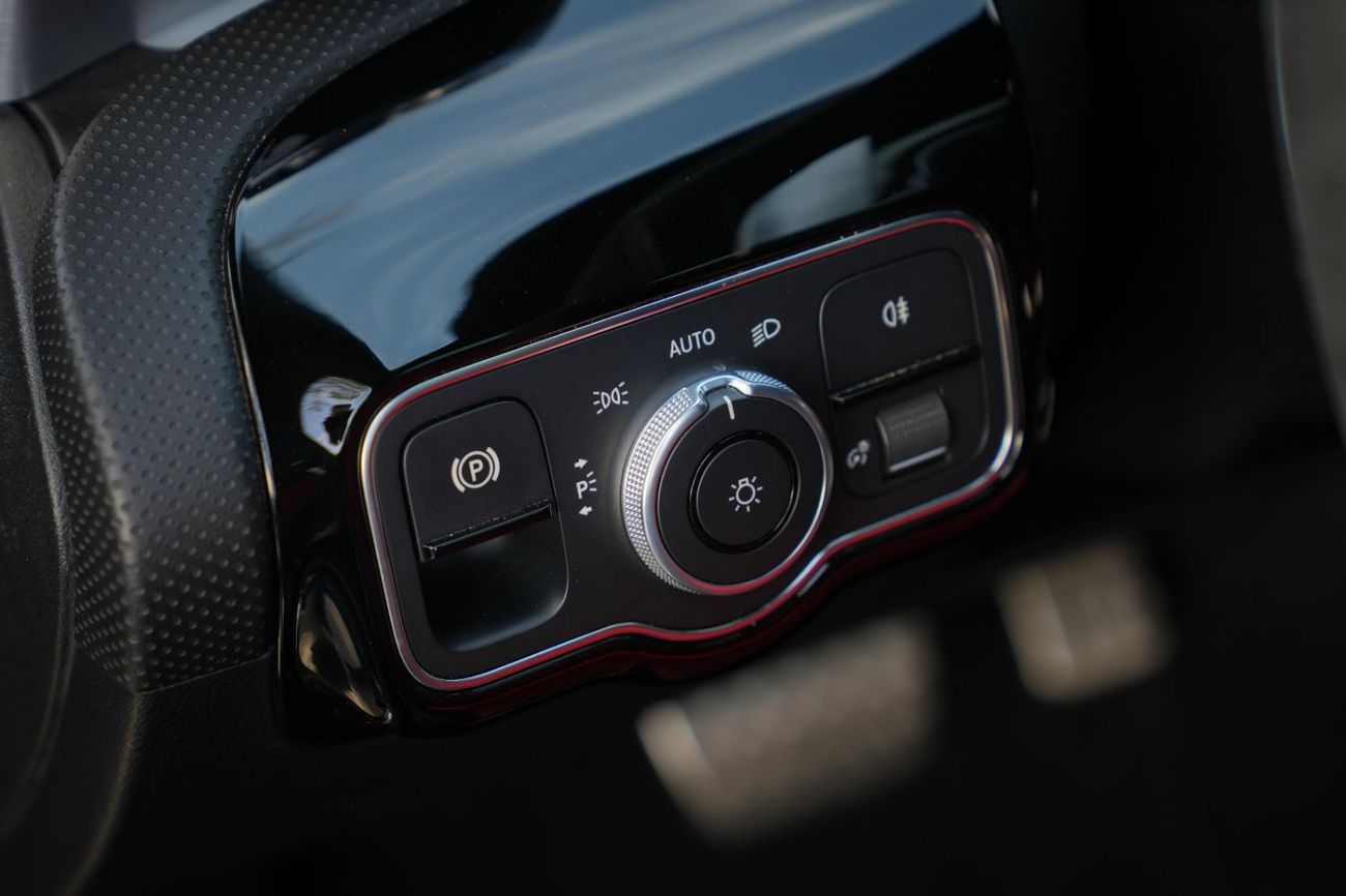 مرسيدس بنز CLA 35 AMG 4MATIC 2021!! GCC SPECS!! LOW MILEAGE!! FULL SERVICE HISTORY FROM THE DEALER