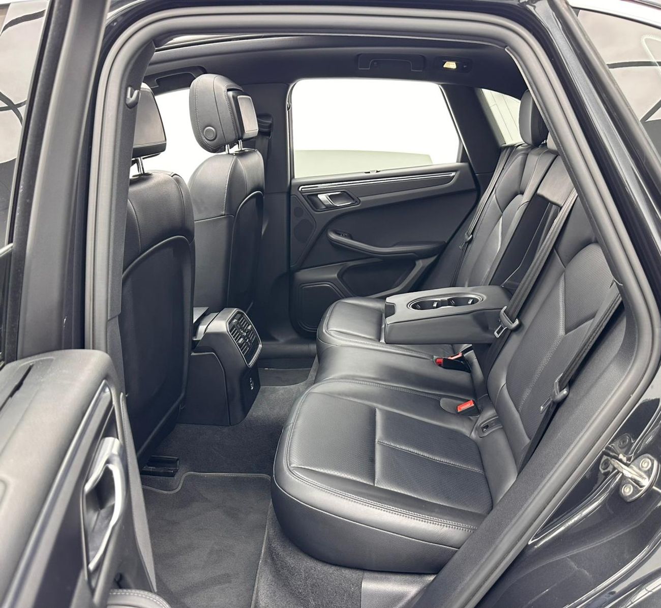 Porsche Macan Std 2.0L (252 HP) 2022 Porsche Macan, 1 Year Warranty Unlimited, Full Service History, Excellent Con