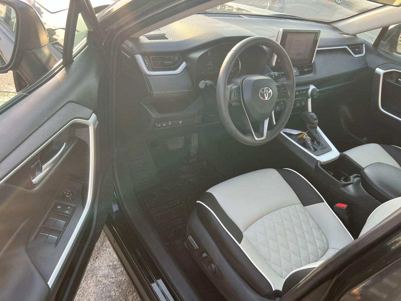 Toyota RAV4 2023 Toyota RAV4, XLE - 2.5L -V4 - 4 Wheel Drive - 4X4 - ELECTRIC  & LEATHER SEATS - PUSH START - Re