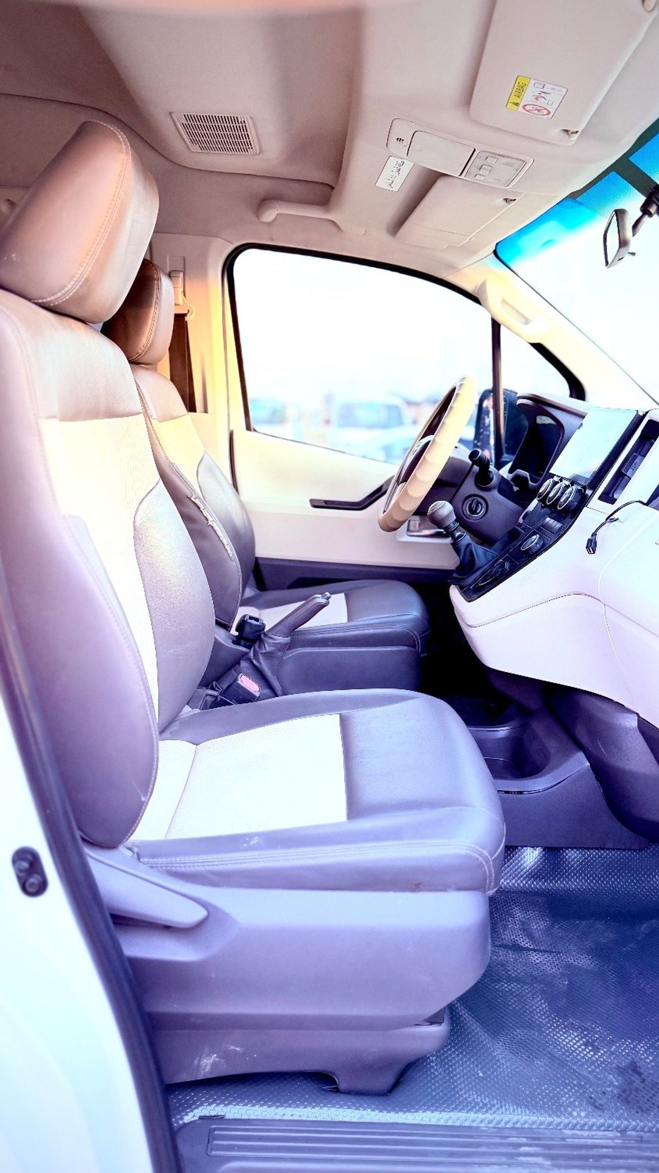 تويوتا هاياس DLS -High Roof Commuter 2.8L M/T