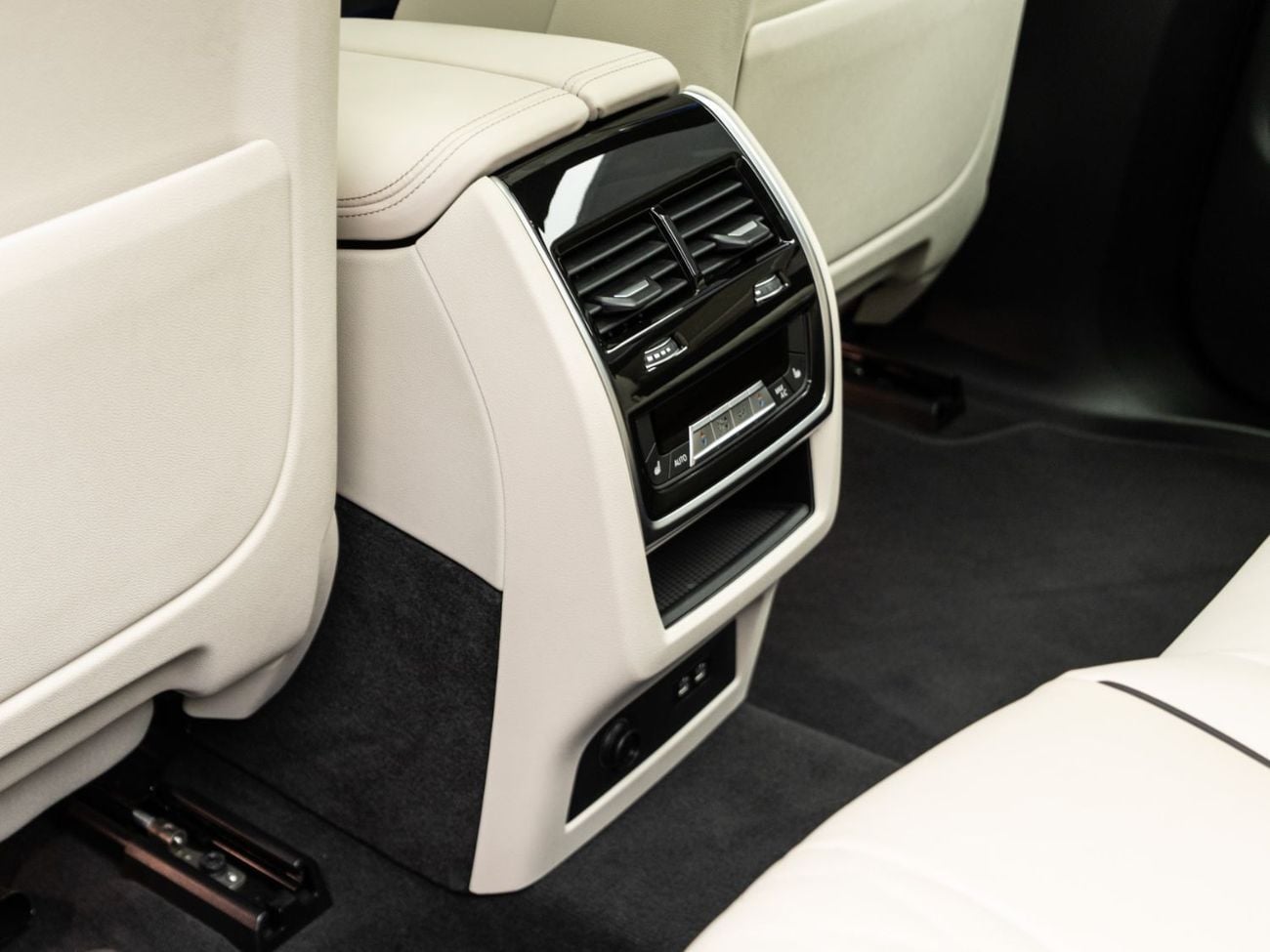 BMW X7 M60i XDRIVE BUY NOW, PAY 2027 | THE BLACKLINE STANDARD | 2030 BMW Warranty + Service, GCC, Low KMs
