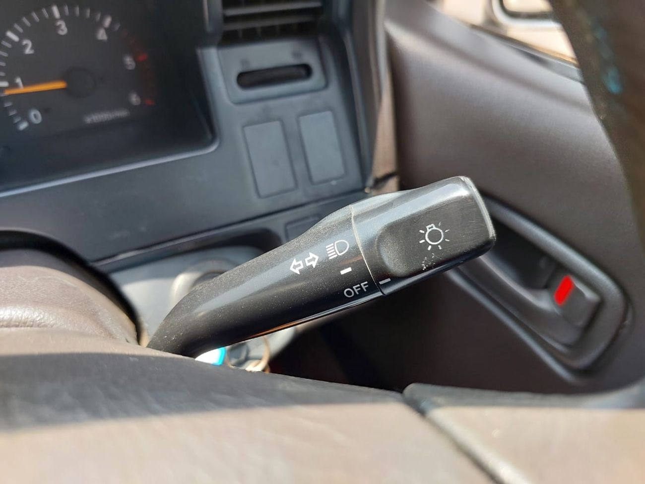 Toyota Hiace TOYOTA HIACE COMMUTER VAN RHD 2001 MODEL 3.0 L DIESEL AUTOMATIC(PM02656)