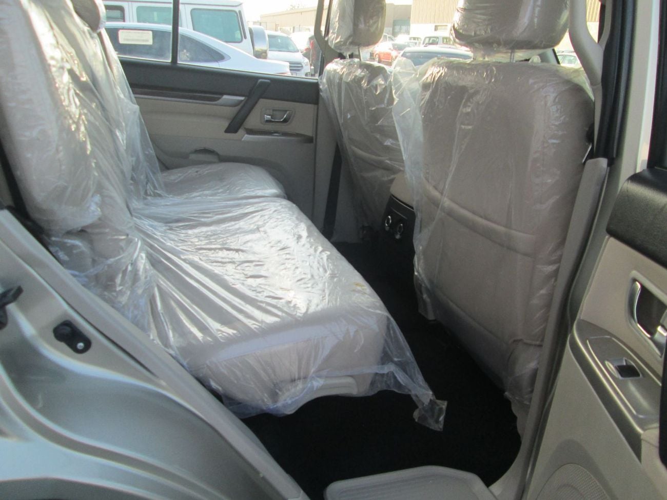 ميتسوبيشي باجيرو GLS M/L DIAMOND GLS Mid 3.5L (189 HP) (7 Seater)