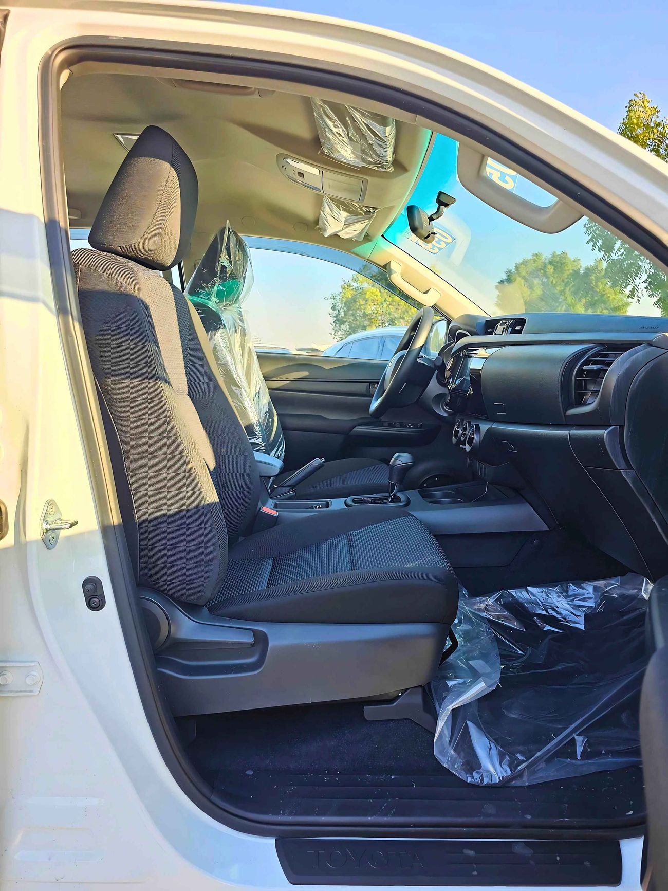 Toyota Hilux NARROW BODY /2.4L A/T DIESEL/ DOUBLE CABIN 4X4/BASIC WITH POWER WINDOWS/CODE#HD