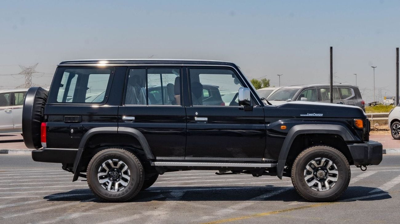 تويوتا لاند كروزر 70 2026 Toyota Land Cruiser LC76 4.0L AT Petrol Full Option (Black)