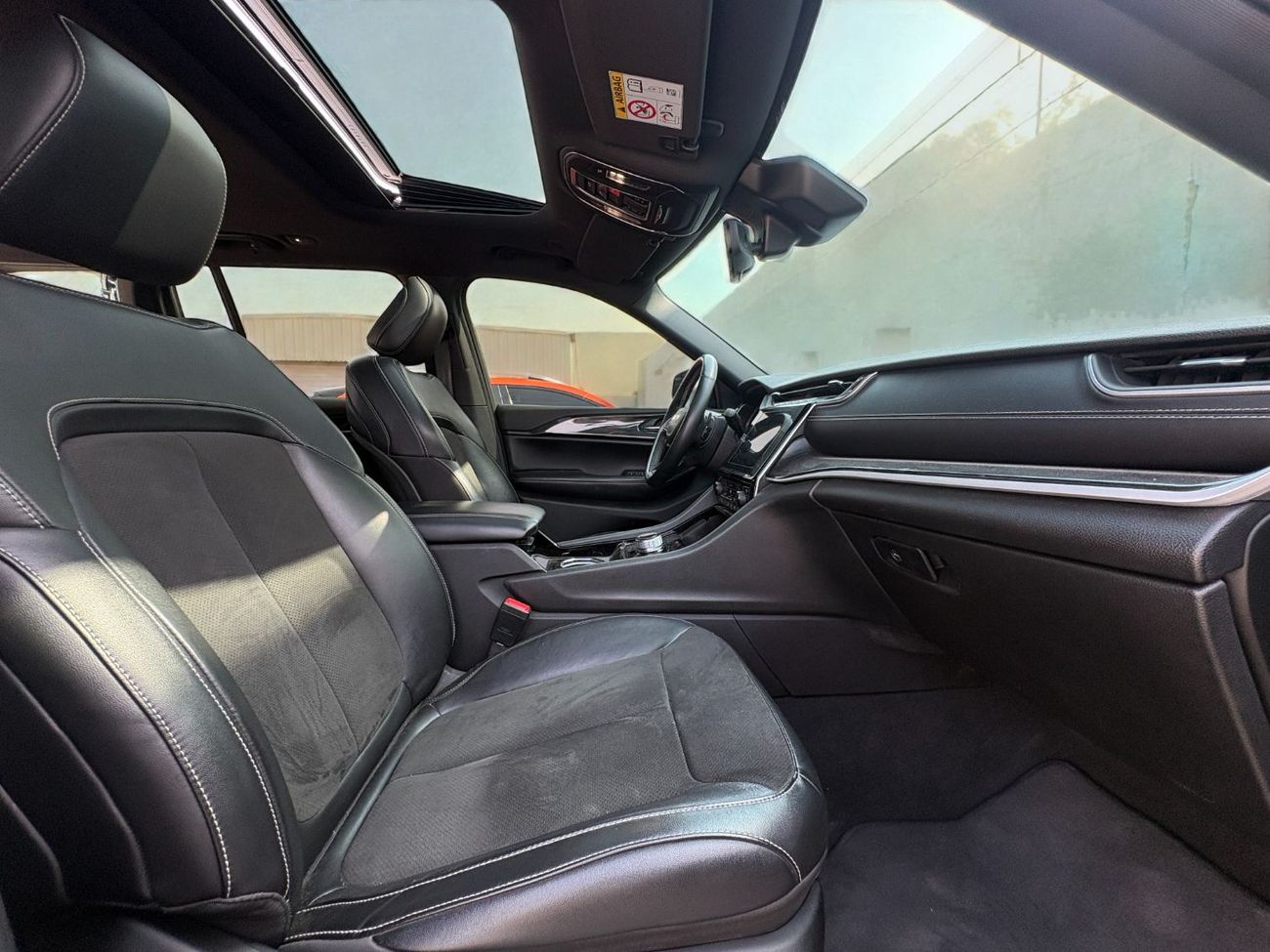 جيب جراند شيروكي Altitude 3.6L 2022 | GCC SPECS | AED 2,580 PER MONTH | Agency Warranty & Valid Service Contract.