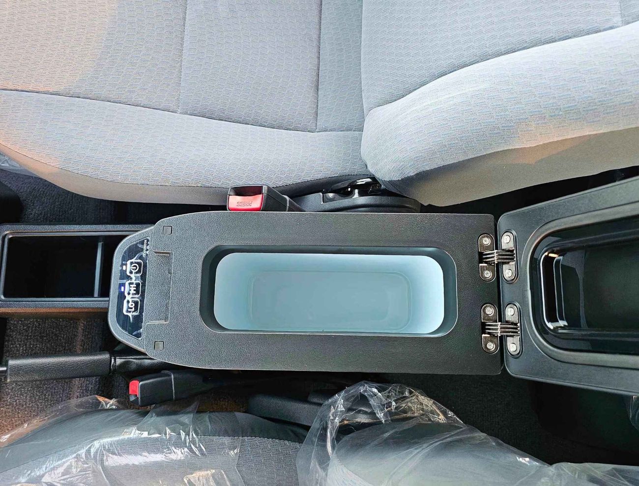 Toyota Land Cruiser 70 STD-HIGH OPTION, 4.0L PETROL V6, M/T, WOOD,STEERING / WINCH SNORKEL (CODE # 68079)