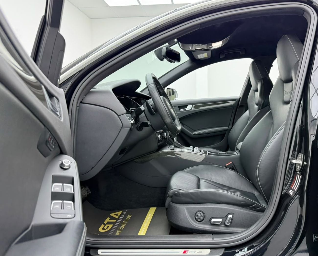 Audi RS4 STANDARD 2014 Audi RS4, Service History, Excellent Condition, Japanese Specs.