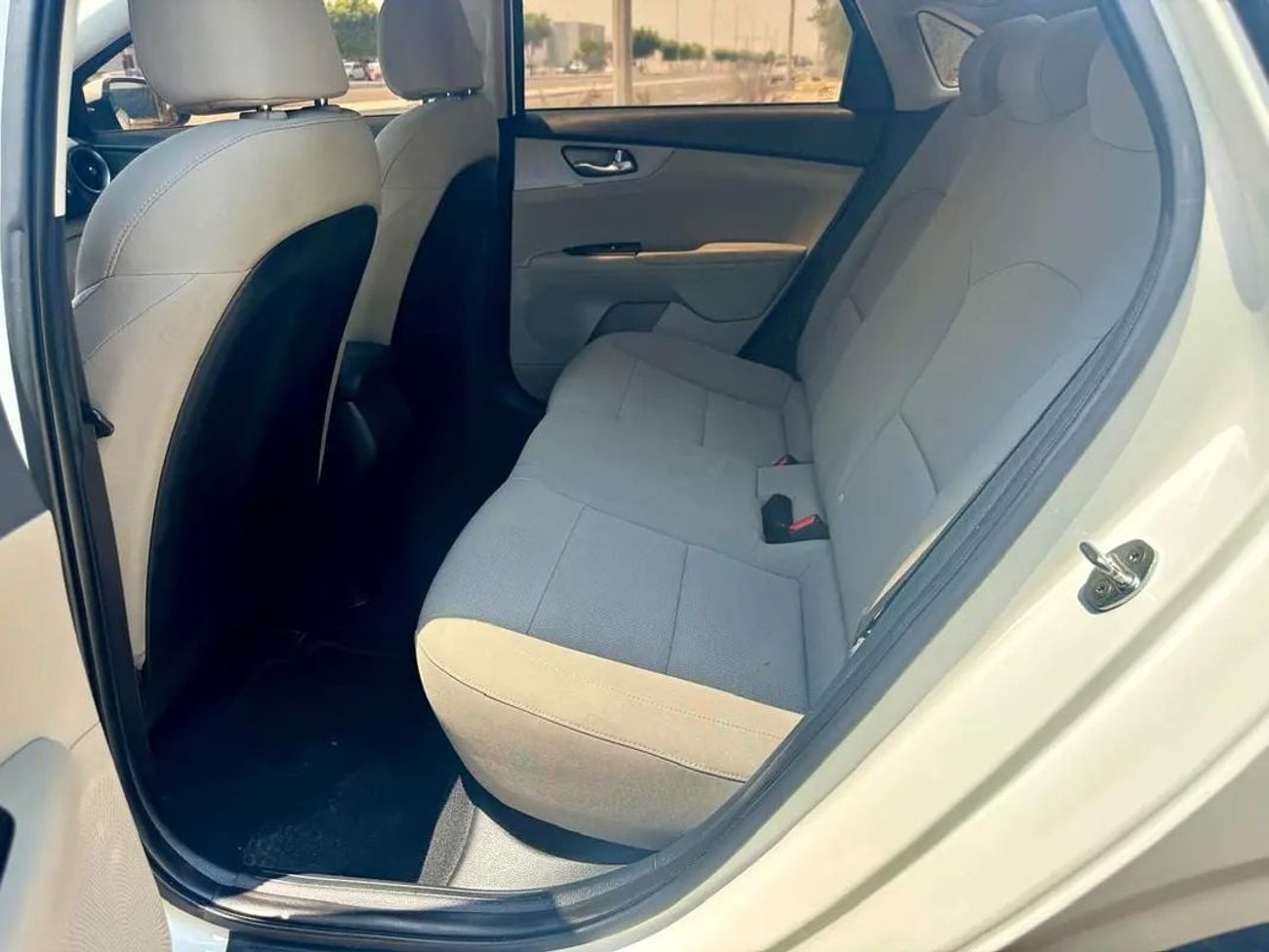 كيا سيراتو LX كيا سيراتو 2021، سعة 1.6 لتر، لون أبيض، سيدان، بحالة ممتازة من الداخل والخارج، قسط شهري 560