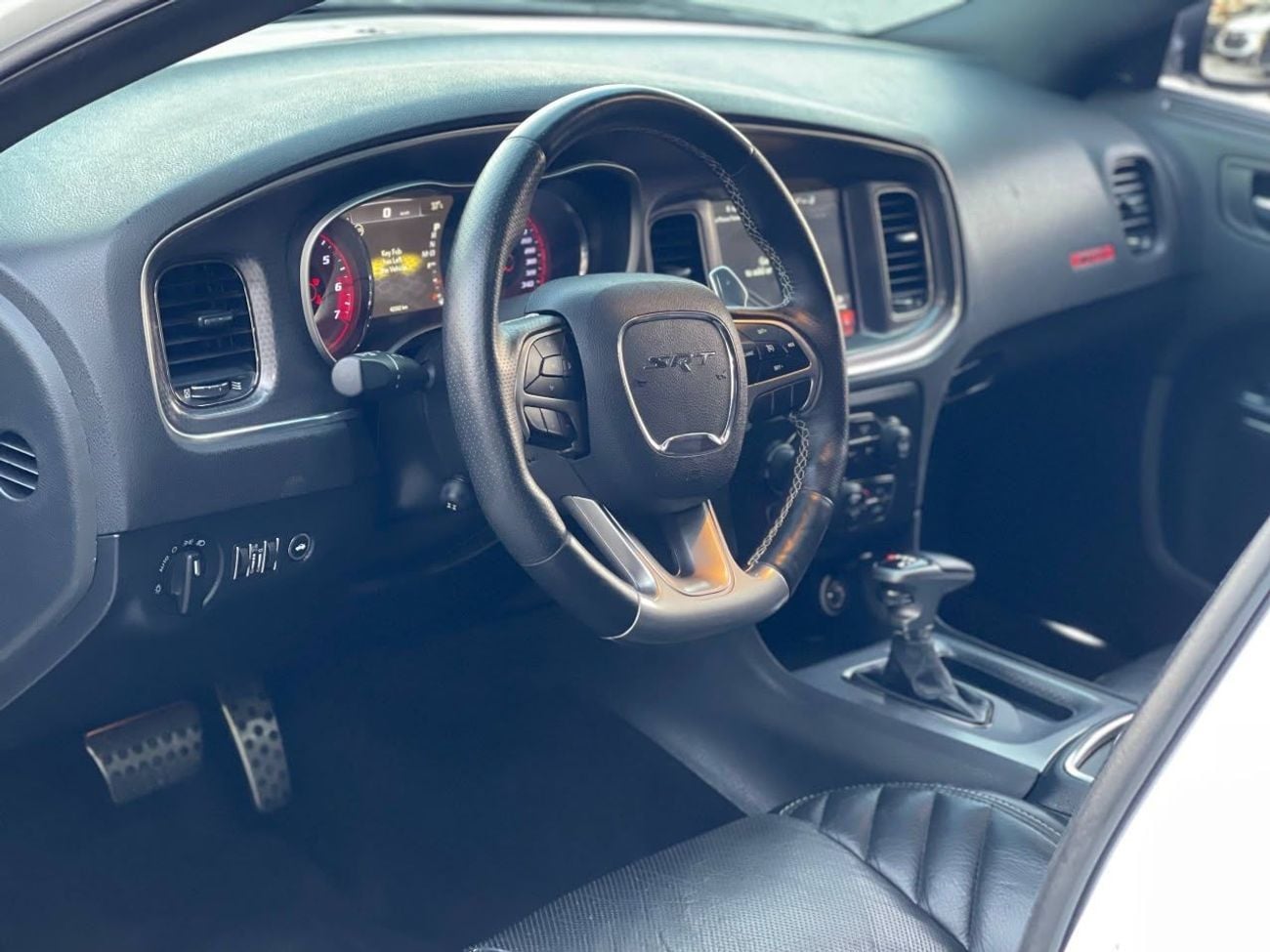 Dodge Charger HELLCAT 707HP / 6.2L V8 / LOW MILEAGE / SUNROOF / LEATHER SEATS / BLIND SPOTS / REMOTE START