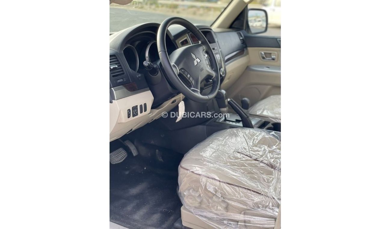 ميتسوبيشي باجيرو 2016 Mitsubishi Pajero 4x4 GLS MidOption / 100% Accident free