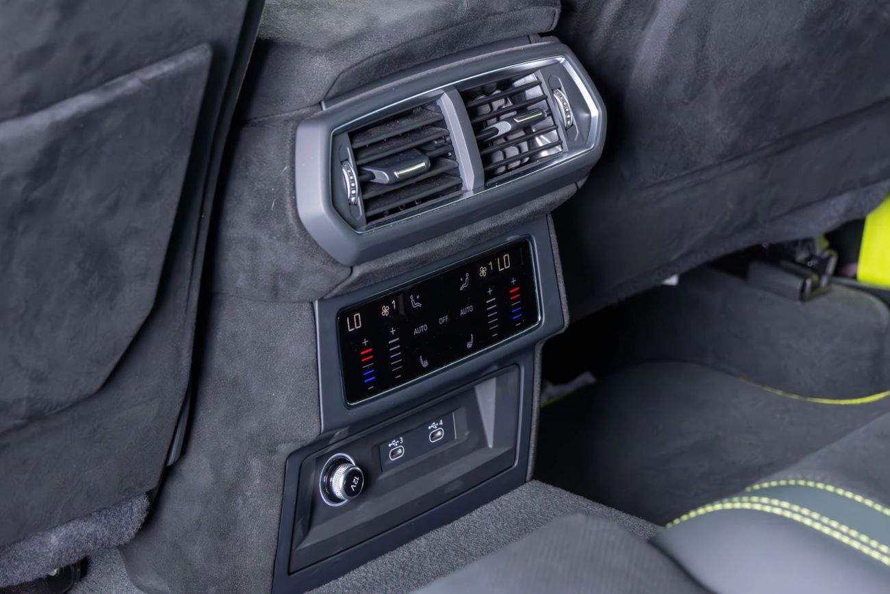 Lamborghini Urus 4.0T V8 Performante Full Carbon Fiber Package-Akrapovic Exhaust System-Very Low Mileage