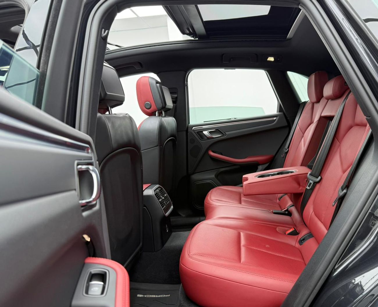 Porsche Macan Std 2.0L (252 HP) 2021 Porsche Macan, Warranty, Full Porsche Service History, Excellent Condition, G