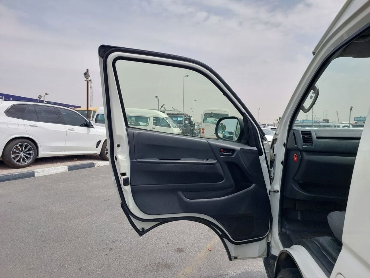 Toyota Hiace TOYOTA HIACE COMMUTER VAN RHD 2018 MODEL 3.0 L DIESEL AUTOMATIC(PM36297)