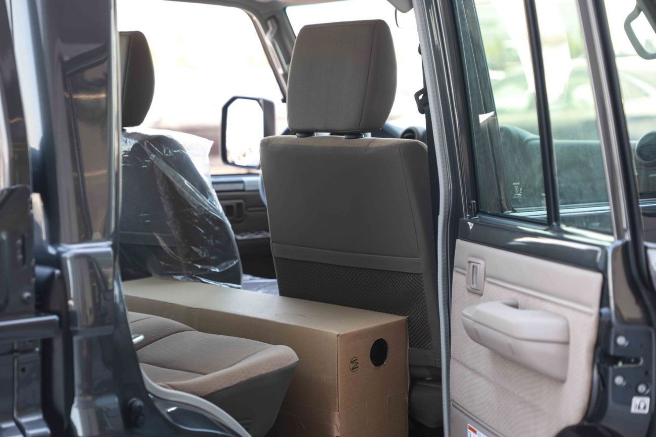 تويوتا لاند كروزر بيك آب 2025 TOYOTA LC79 LAND CRUISER PICK UP DOUBLE CAB 2.8 - GREY METTALIC inside BEIGE | Export Only