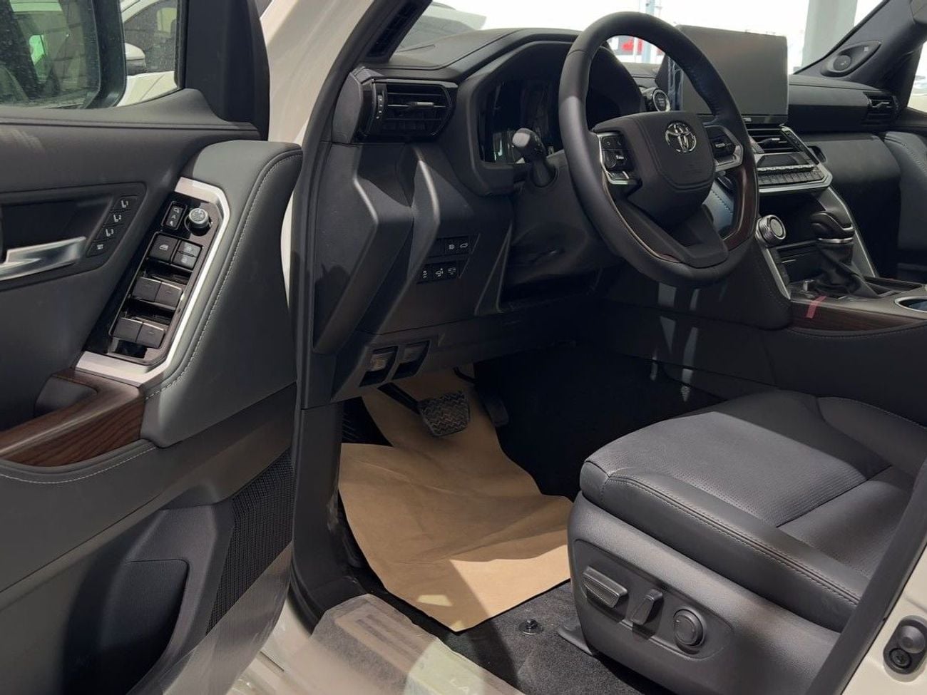 Toyota Land Cruiser TOYOTA LC300 VX 4.0L - Toyota LC300 VX 4.0L (Inside Black) EXPORT ONLY