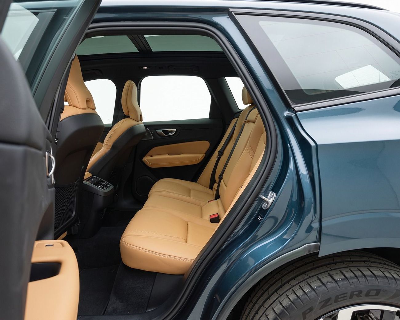 فولفو XC 60 ULTIMATE DARK l Agency Warranty & Service Contract l AED 2,742 / Monthly