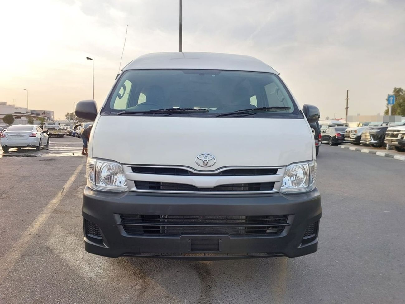 Toyota Hiace TOYOTA HIACE COMMUTER VAN RHD 2005 MODEL 2.5 L DIESEL MANUAL(PM07223)