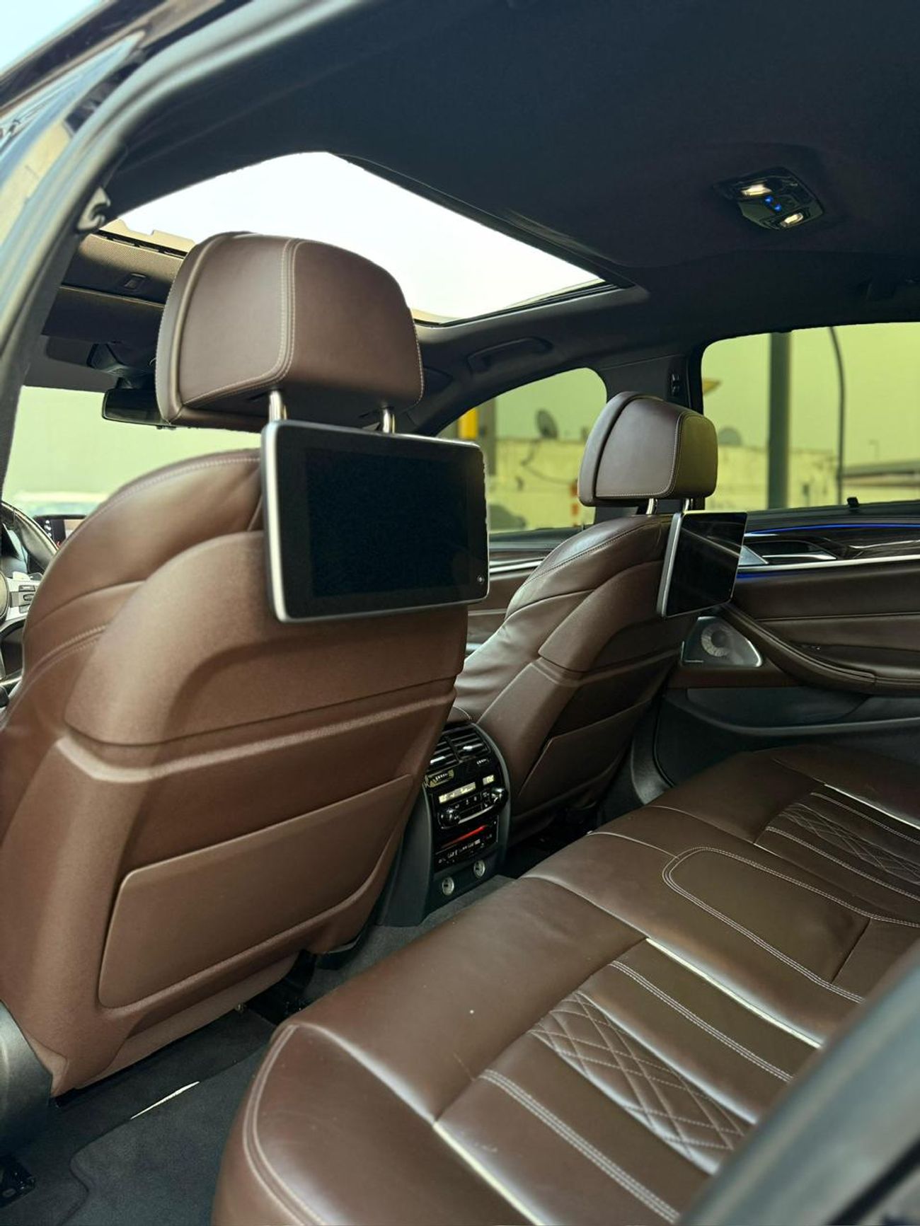 بي أم دبليو M550i Std 4.4L