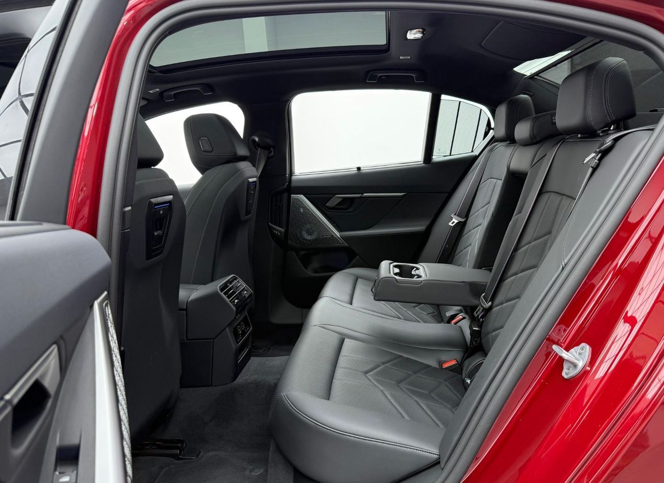 BMW 530i 2025 BMW 530i M-Kit, 2030 BMW Warranty + Service Pack, Fully Loaded, Excellent Condition, GCC