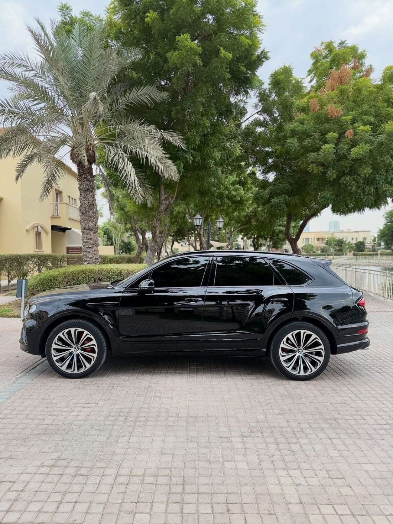 Bentley Bentayga Bentley Bentayga V8 Gcc specs from Habtoor Done