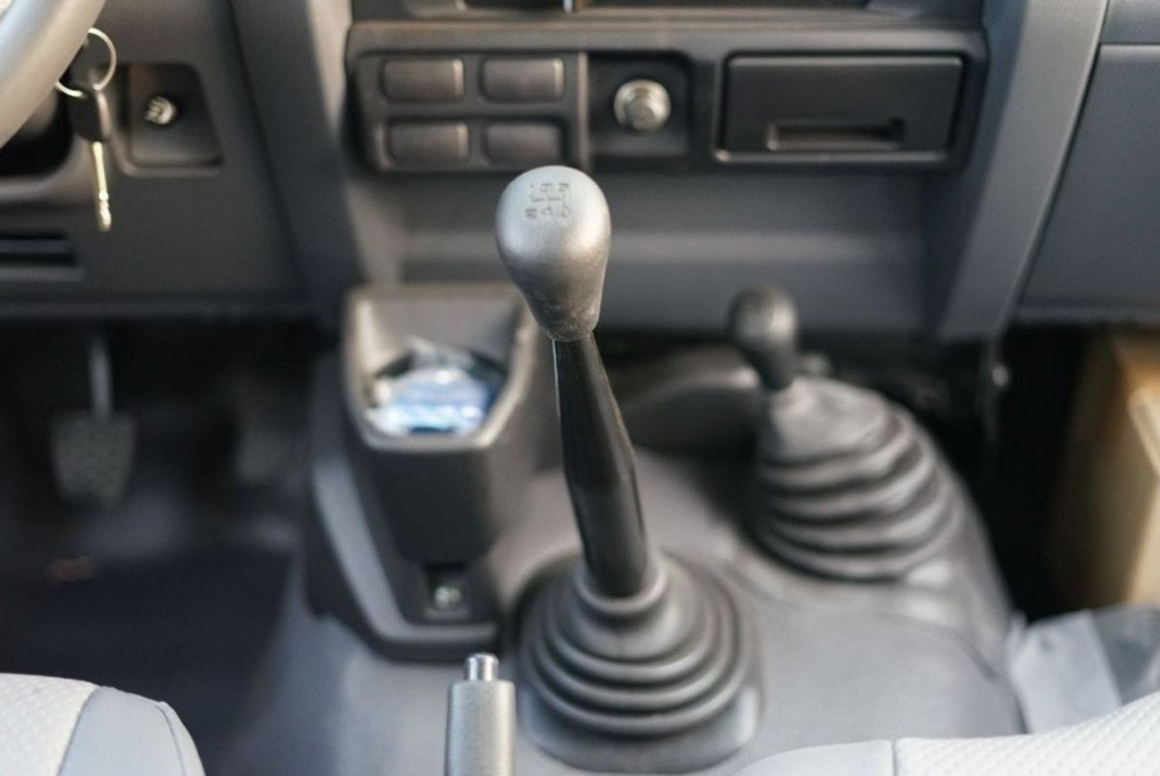 Toyota Land Cruiser Pick Up DIESEL Double Cab Pick Up 1HZJ 4.2Ltr.  DIFFERENTIAL LOCK ,POWER WINDOW CENTER LOCK , 11 LEAF