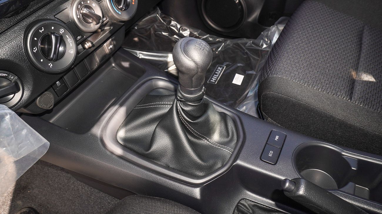 تويوتا هيلوكس 2.4L Diesel 4WD M/T