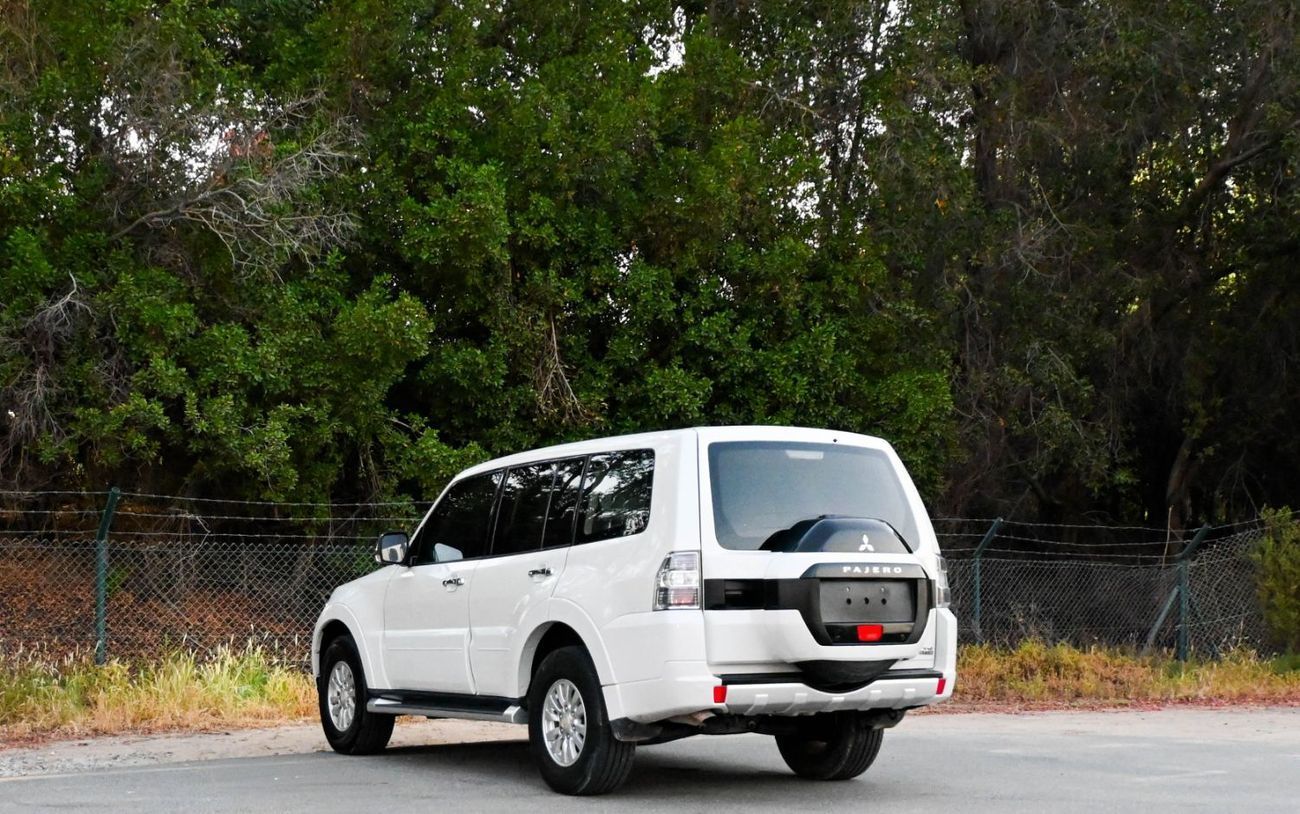ميتسوبيشي باجيرو GLS L/L GOLD ميتسوبيشي باجيرو 2015 خليجي بحالة ممتازة Base 3.5L (7 Seater)