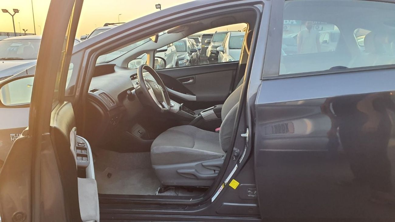 تويوتا برياس Prius PLUG IN  Fresh Import 2013 Model