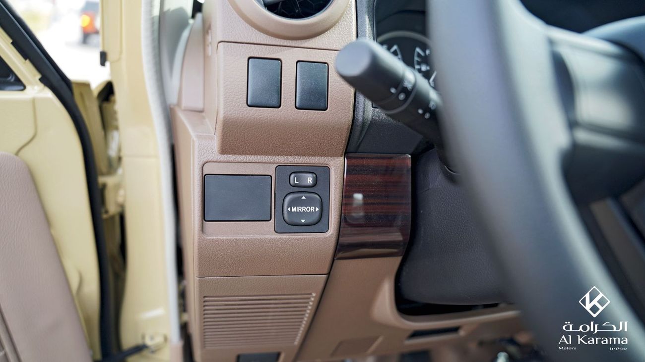 تويوتا لاند كروزر بيك آب 4.0L V6 Automatic Transmission - 4x4 Drive - Diff Lock - GCC Specs -  Touch Screen Media Player - Sn