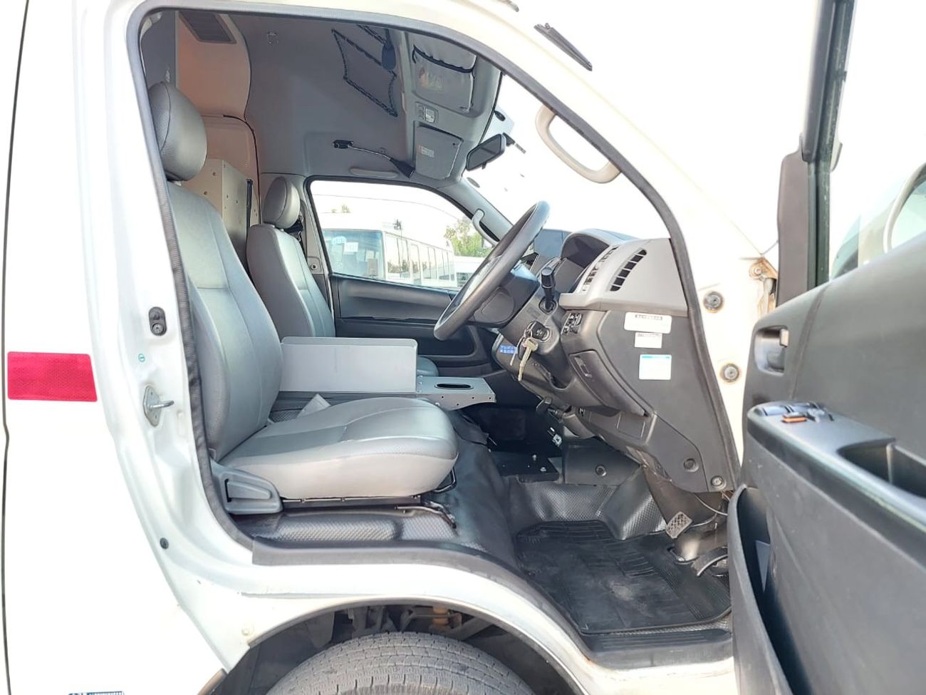 Toyota Hiace TOYOTA HIACE AMBULANCE VAN RIGHT HAND DRIVE(PM11334)