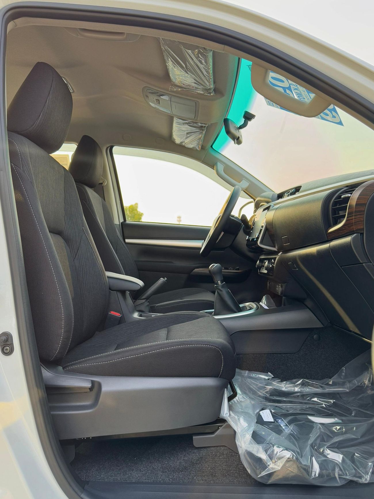 Toyota Hilux SR5 | 2.7L V4 | M/T | DVD CAMERA | 4X4 | WOOD TRIM | FULL OPTION | 2025 MY