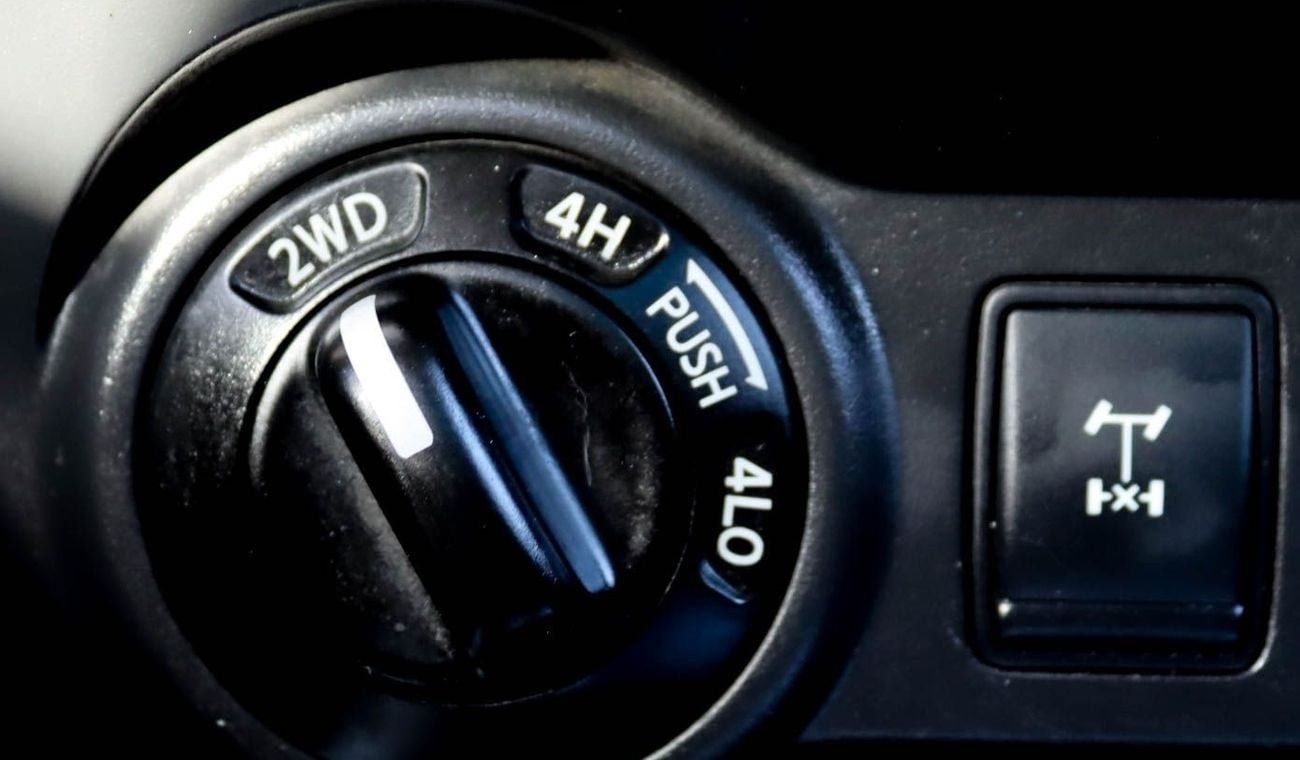 Nissan Navara Std 2.5L 4WD A/T Nissan Navara 4WD 2019 GCC Original Paint accident-free in excellent condition 1175