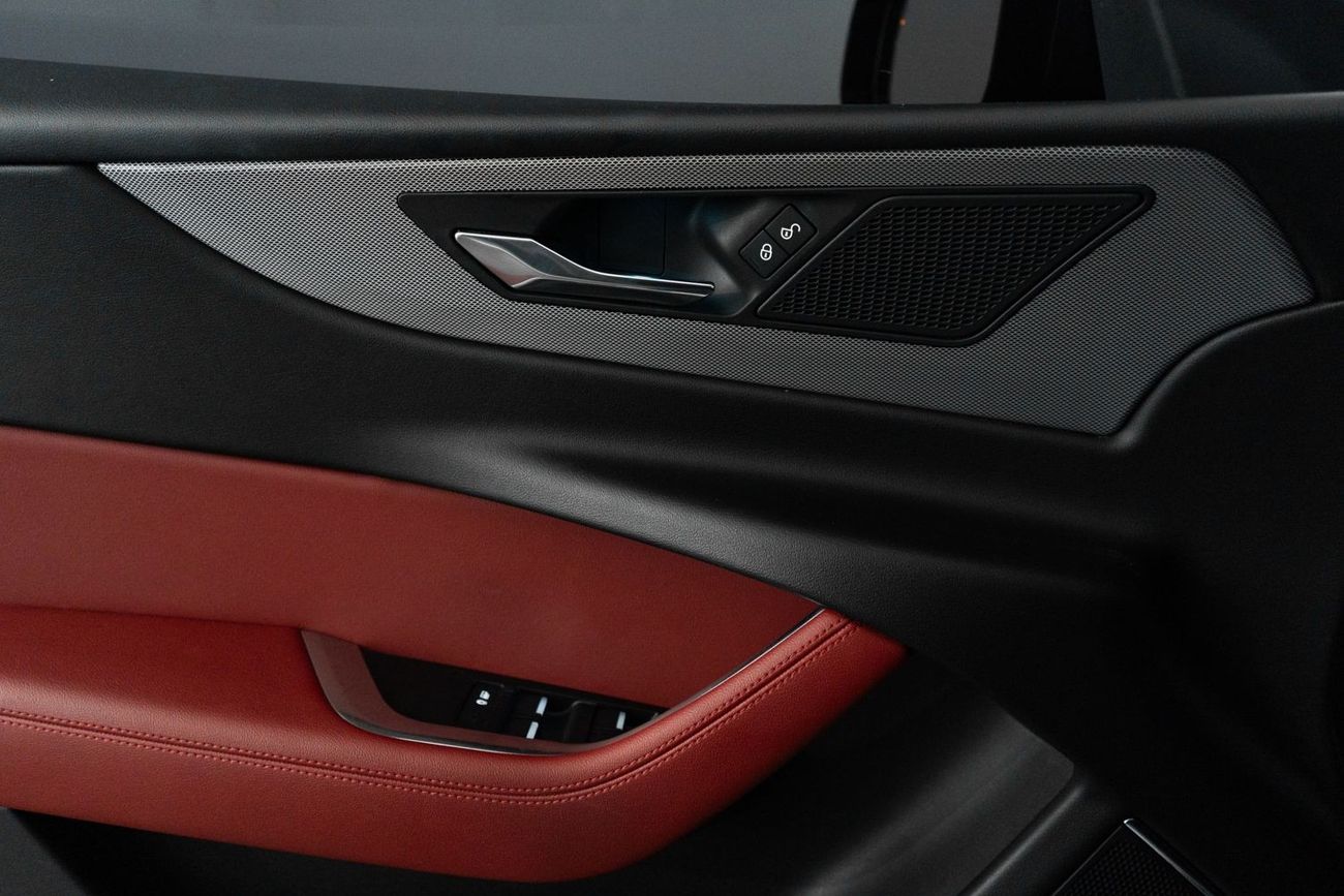 Jaguar XE R-Dynamic SE P300 R Dynamic / Jaguar Warranty & Extended Service Contract