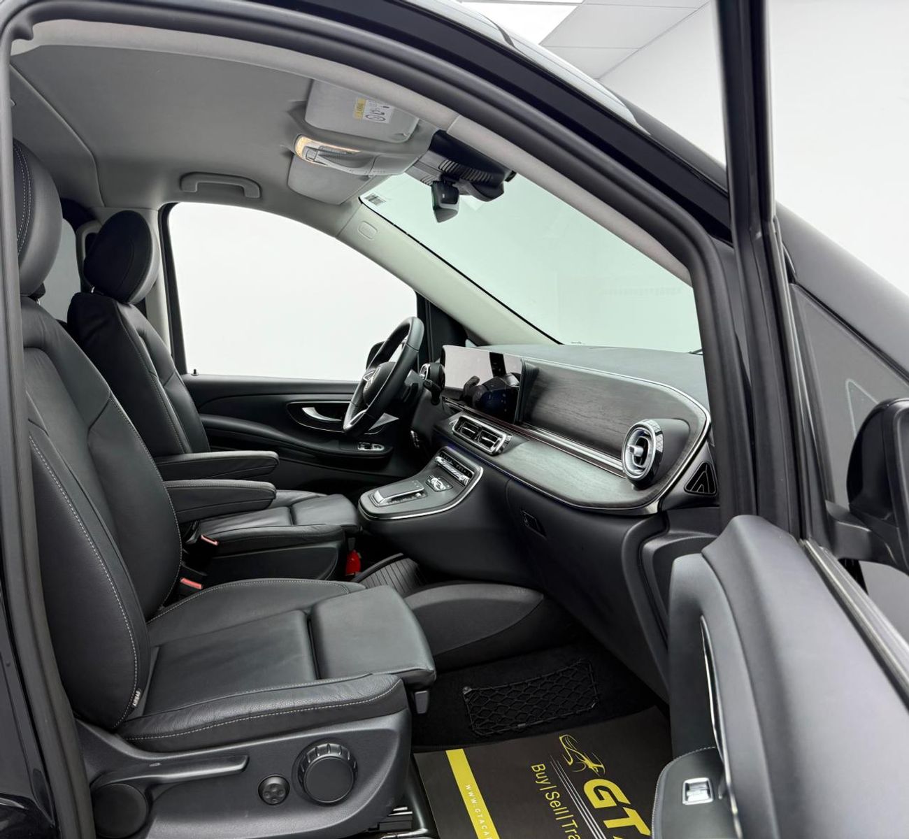 Mercedes-Benz V 300 2025 Mercedes Benz V300, 2026 Mercedes Warranty, Full MB Service History, Excellent Condition, GCC