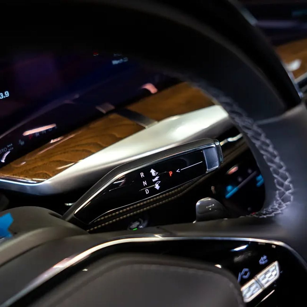 Cadillac Escalade Premium Luxury Platinum 6.2L 4WD 10,349 pm • 0% Downpayment • Premium Luxury Platinum • 1 Year Warra