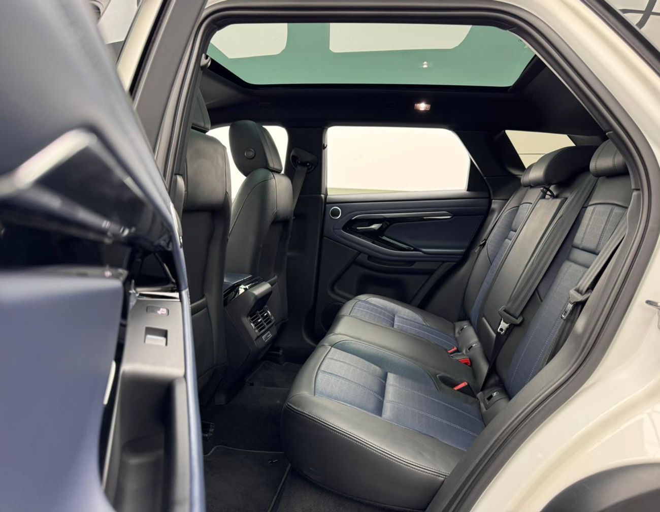 Land Rover Range Rover Evoque P250 R-Dynamic HSE 2.0L 2020 Range Rover Evoque P250 R-Dynamic HSE, 1 Year Warranty, Full Service Hi